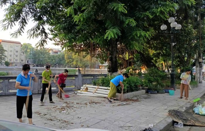 Người dân phường Hai Bà Trưng tham gia mô hình “Khỏe người - sạch phố”, vừa đi bộ rèn luyện sức khỏe, vừa thu gom rác thải trên các tuyến phố, khu dân cư. Ảnh: THƯ LAN