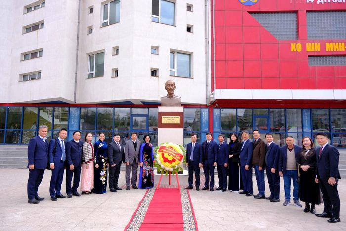 Chủ tịch HĐND thành phố Phùng Thị Hồng Hà và Đại sứ Việt Nam tại Mông Cổ Nguyễn Tuấn Thanh dâng hoa tại Tượng đài Hồ Chí Minh tại Trường Liên cấp 14. Ảnh: Trần Quỳnh Mai