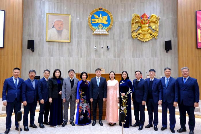 Đoàn đại biểu thành phố Hà Nội thăm, làm việc tại trụ sở Hội đồng thành phố Ulaanbaatar. Ảnh: Trần Quỳnh Mai.