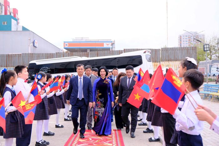 Ban Giám hiệu và các em học sinh của Trường Liên cấp số 14 chào mừng Đoàn đại biểu thành phố Hà Nội. Ảnh: Trần Quỳnh Mai