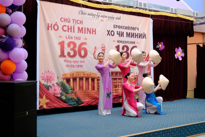 Chương trình văn nghệ chào mừng do các em học sinh của trường biểu diễn đã mang lại không khí xúc động, đầy tình hữu nghị giữa hai nước Việt Nam - Mông Cổ. Ảnh: Trần Quỳnh Mai