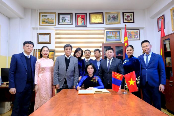 Các đại biểu tại phòng truyền thống Chủ tịch Hồ Chí Minh. Ảnh: Trần Quỳnh Mai
