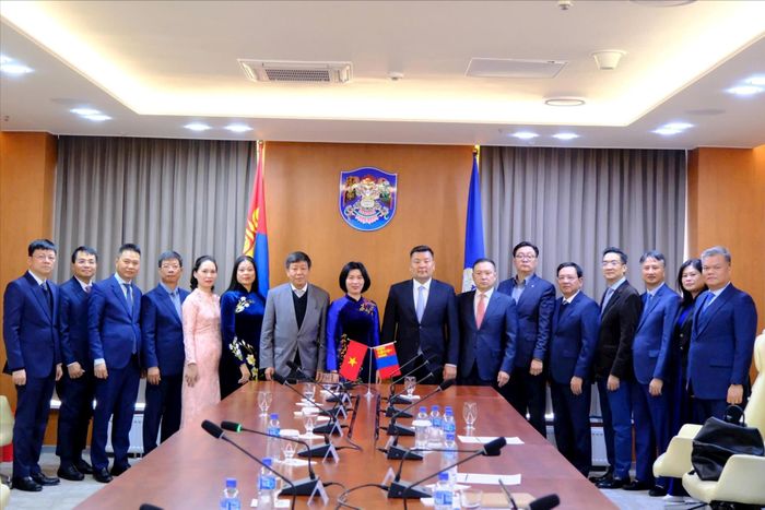 Đoàn đại biểu thành phố Hà Nội làm việc tại trụ sở chính quyền thành phố Ulaanbaatar. Ảnh: Trần Quỳnh Mai