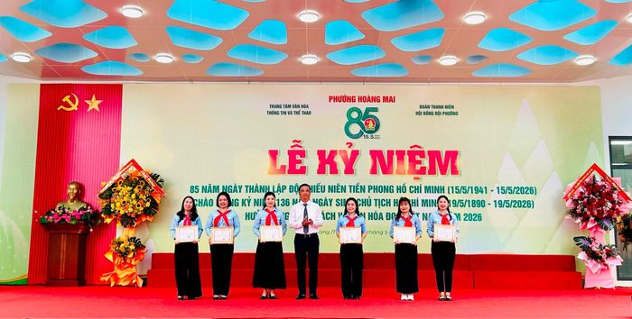 Đồng chí Nguyễn Xuân Linh, Bí thư Đảng ủy, Chủ tịch HĐND phường trao Giấy khen cho các giáo viên Tổng phụ trách Đội tiêu biểu năm học 2025-2026. Ảnh: Trần Oanh