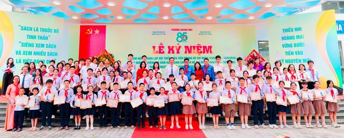 Các Đội viên, thiếu nhi tiêu biểu của phường Hoàng Mai năm 2026 nhận Giấy khen tại lễ kỷ niệm.