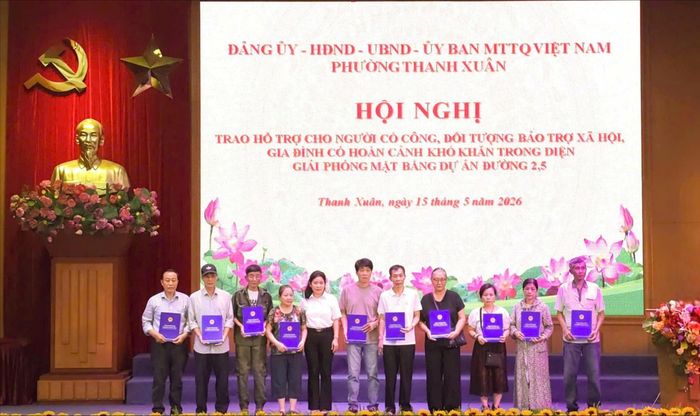 Lãnh đạo phường Thanh Xuân trao hỗ trợ gia đình người có công, đối tượng bảo trợ xã hội và hộ có hoàn cảnh khó khăn trong diện GPMB dự án đường Vành đai 2,5. Ảnh: Tùng Lâm