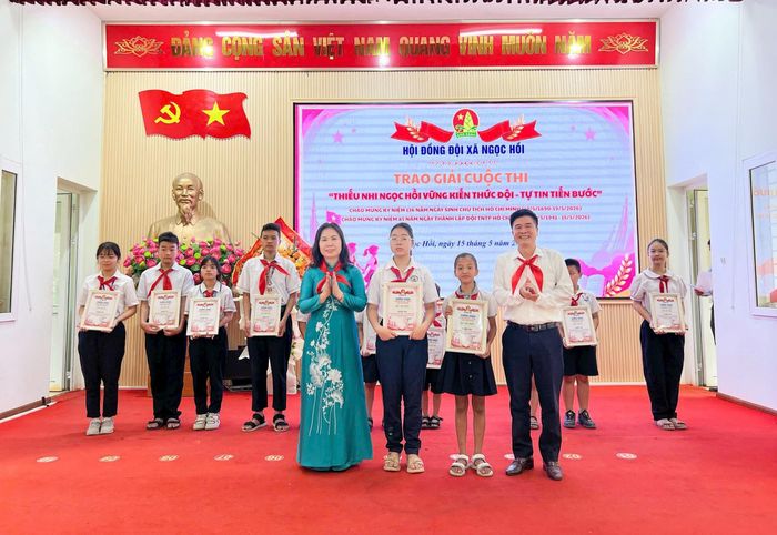 Lãnh đạo xã Ngọc Hồi trao giải cho các cá nhân đạt giải cuộc thi “Thiếu nhi Ngọc Hồi vững kiến thức Đội - Tự tin tiến bước". Ảnh: PV