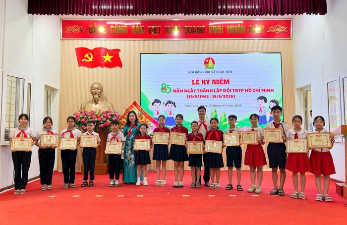 Lãnh đạo xã Ngọc Hồi trao khen thưởng cho các đội viên tiêu biểu. Ảnh: PV