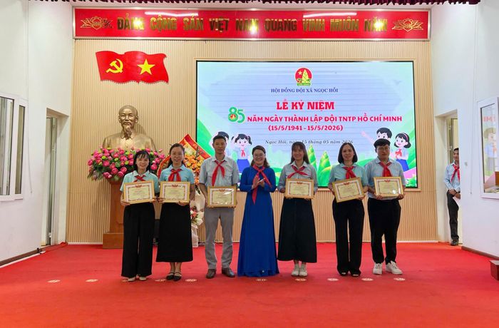 Trao khen thưởng cho các giáo viên làm Tổng phụ trách Đội xuất sắc. Ảnh: PV