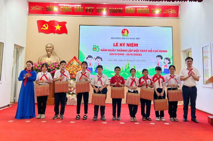 Lãnh đạo xã Ngọc Hồi trao quà cho các thiếu nhi có hoàn cảnh khó khăn vươn lên trong học tập. Ảnh: PV