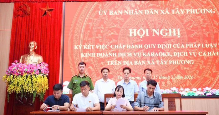 Chủ cơ sở kinh doanh ký cam kết chấp hành nghiêm các quy định của pháp luật về kinh doanh dịch vụ karaoke, dịch vụ ca hát. Ảnh: Nguyễn Hằng