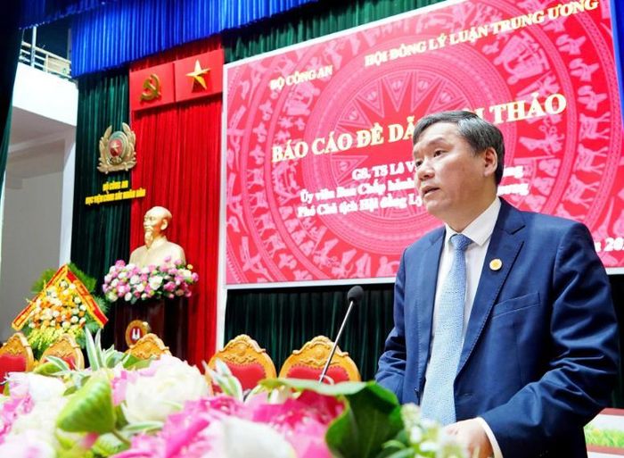 GS.TS Lê Văn Lợi, Ủy viên Trung ương Đảng, Chủ tịch Viện Hàn lâm Khoa học xã hội Việt Nam, Phó Chủ tịch Hội đồng Lý luận Trung ương phát biểu đề dẫn tại hội thảo. Ảnh: Nguyễn Ngân
