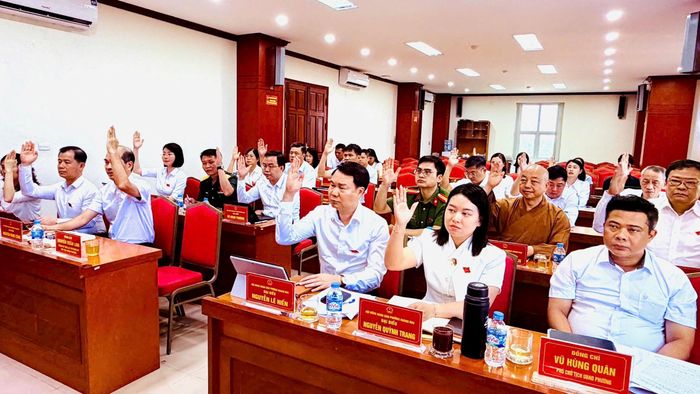 Đại biểu HĐND phường Hoàng Mai biểu quyết thông qua các nghị quyết về đầu tư công. Ảnh: Anh Vũ