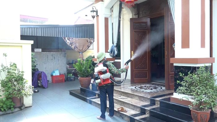Phun hóa chất khử khuẩn ở từng hộ gia đình. Ảnh: VB