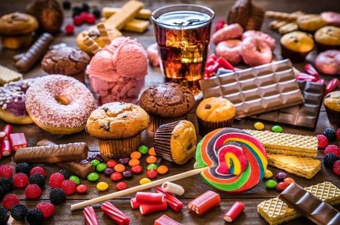 Nên hạn chế đồ ngọt với trẻ nhỏ.