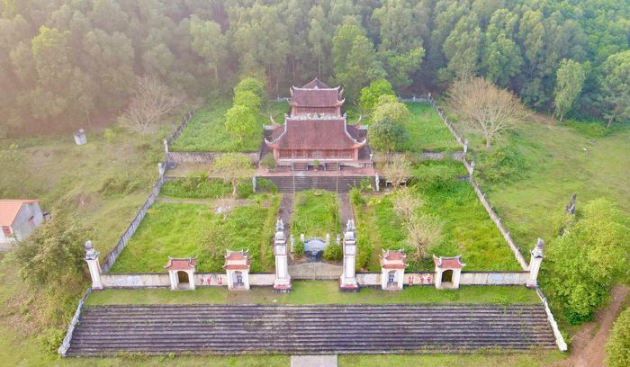 Dưới chân và lưng chừng núi Lam Thành có nhiều công trình văn hóa tâm linh.