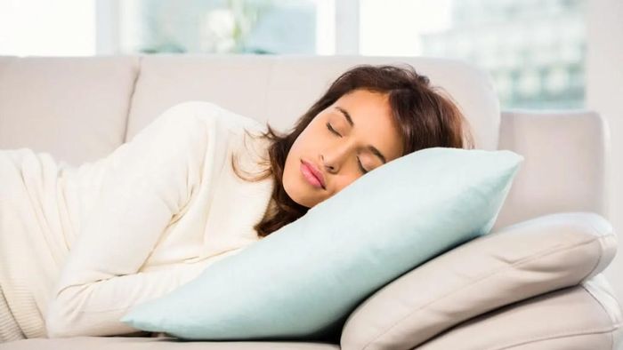 Giấc ngủ trưa ngắn trải qua các giai đoạn ngủ sâu giúp cơ thể dễ dàng thức dậy tỉnh táo hơn.