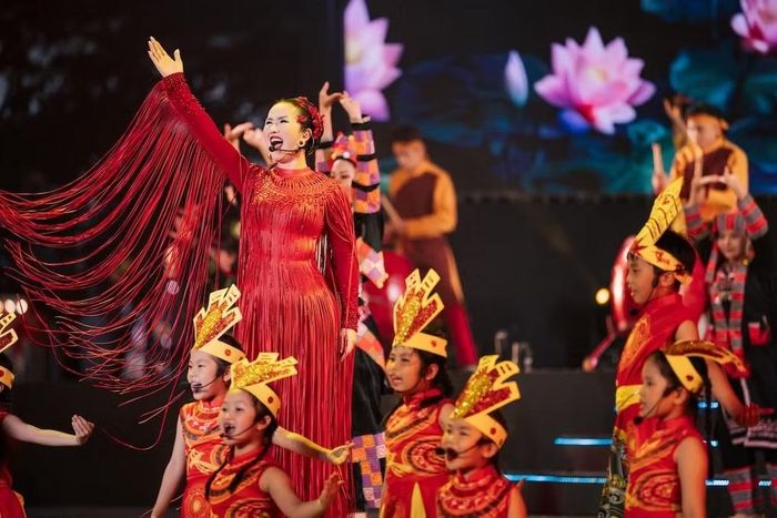 “Ngày trước tôi làm nghề để mưu sinh, “cơm áo gạo tiền” nhiều hơn là để tận hưởng nghệ thuật. Khi đó, mỗi khi may được một bộ đồ diễn, tôi phải mặc đi mặc lại rất nhiều lần để có thể tiết kiệm nhất có thể. Bây giờ được khán giả yêu thương hơn, có điều kiện hơn nên tôi muốn đầu tư chỉn chu hơn cho âm nhạc và hình ảnh.