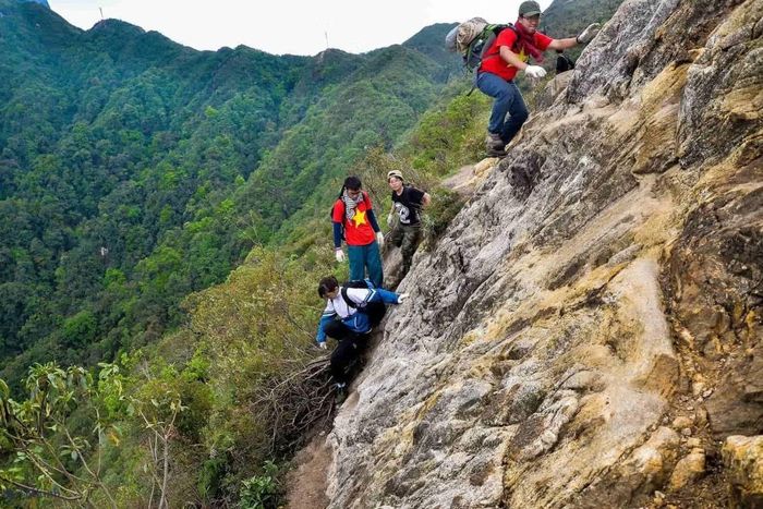 Tâm lý FOMO khiến nhiều bạn trẻ bất chấp nguy hiểm chinh phục những vách đá dựng đứng. (Ảnh minh họa trên internet)