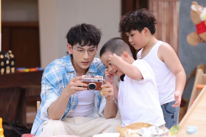 Isaac cùng một lúc "cân" hai "cái đuôi nhỏ".