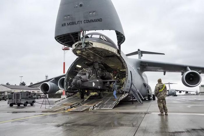 Để dễ hình dung về những gì chúng ta đang nói đến, khoang chở hàng của C-5M Super Galaxy có thể chứa trọn vẹn thân máy bay vận tải hạng trung Lockheed C-130 Hercules, hoặc tương đương 8 làn sàn chơi bowling.