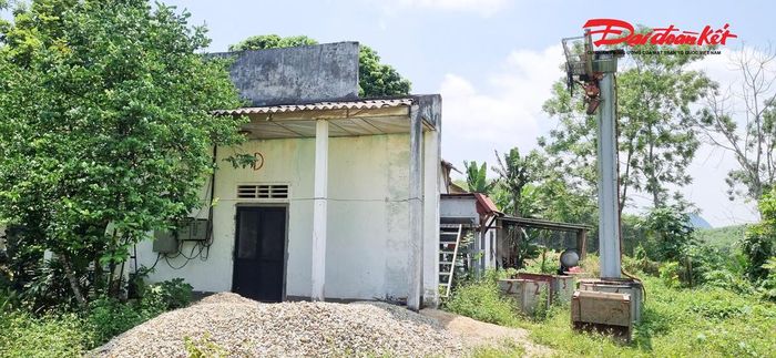 Tại khu vực mỏ, chúng tôi ghi nhận một số vị trí từng tập kết máy móc, vật liệu hiện đã ngừng hoạt động sau khi giấy phép khai thác hết hạn.