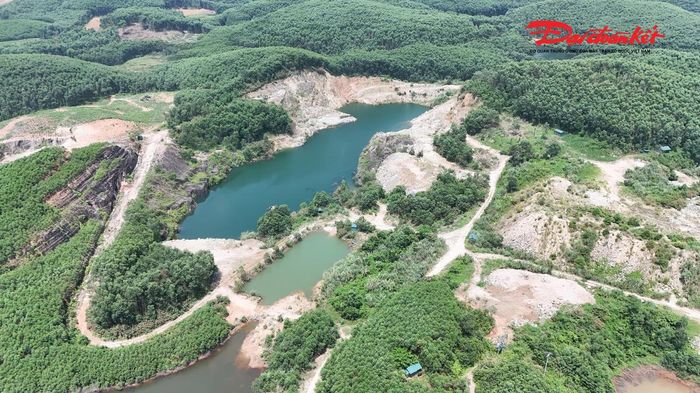 Đến ngày 14/4/2026, Sở Nông nghiệp và Môi trường tiếp tục có văn bản gửi UBND xã Châu Bình và Công ty CP Đá quý và Vàng Hà Nội, yêu cầu doanh nghiệp dừng toàn bộ hoạt động khai thác kể từ ngày 15/4/2026; khẩn trương lập đề án đóng cửa mỏ, thực hiện cải tạo và phục hồi môi trường. Ảnh: ĐB