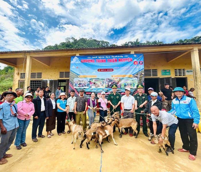 Hỗ trợ sinh kế cho 4 hộ dân có hoàn cảnh khó khăn ở bản Sê Sáp. Ảnh: M.L.