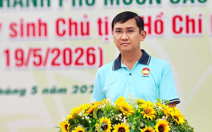 Ông Trần Vũ Hữu Duy, Phó Chủ tịch UBND xã Vĩnh Lộc phát động phong trào trồng cây xanh nhớ ơn Bác Hồ tại buổi lễ. Ảnh: N.TÂN 