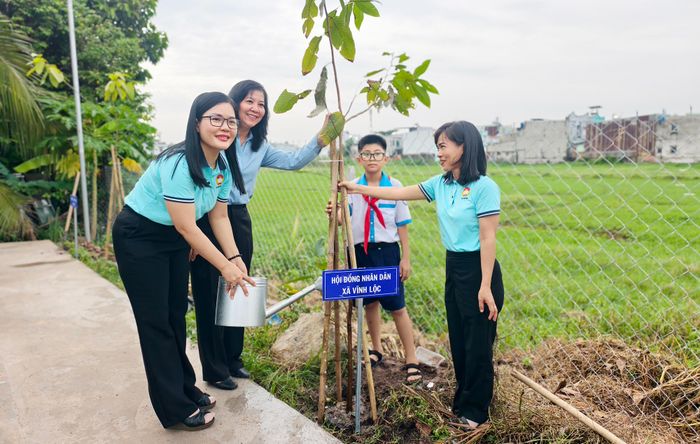  Trong đợt này, xã Vĩnh Lộc sẽ trồng thêm hàng trăm cây xanh. Ảnh: N.TÂN 