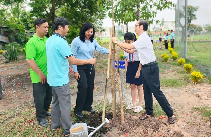  Lãnh đạo Đảng ủy xã Vĩnh Lộc cùng khách mời tham gia trồng những cây sao, dầu đầu tiên trong khuôn viên công viên mới. Ảnh: N.TÂN 