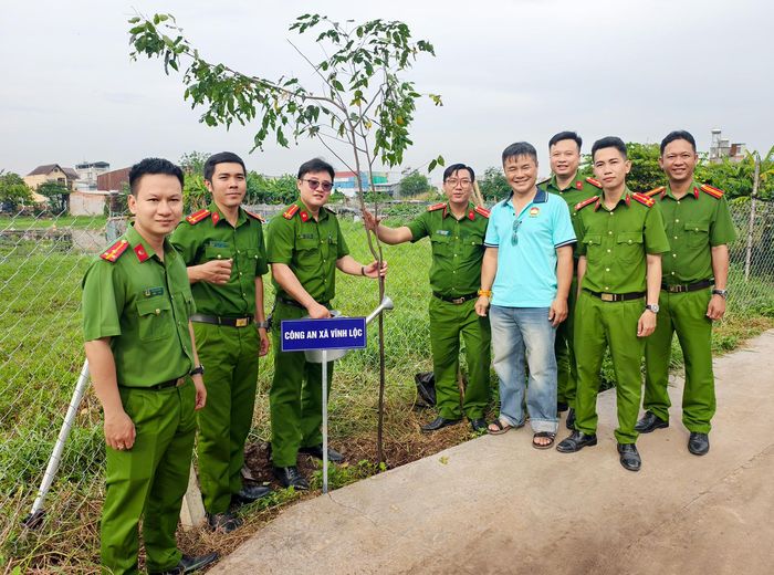  Lãnh đạo Công an xã Vĩnh Lộc cùng các cán bộ trồng cây tại khuôn viên Công viên đoàn kết xã Vĩnh Lộc. Ảnh: N.TÂN 