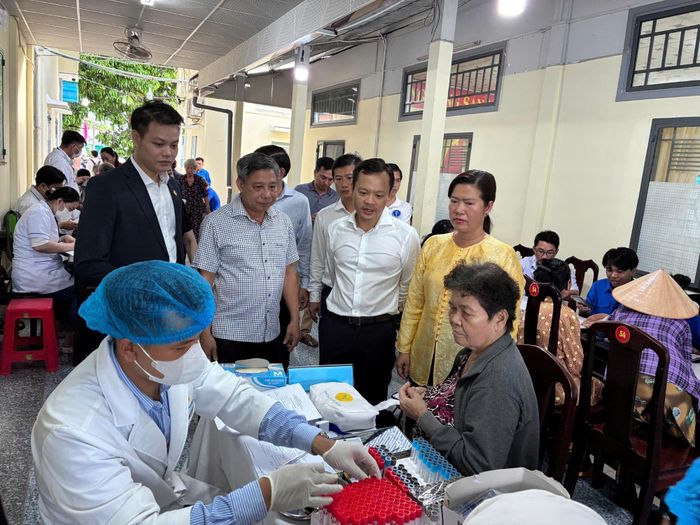  Lãnh đạo Thành ủy, UBND TP và Sở Y tế đi thị sát buổi khám sức khỏe toàn dân đầu tiên trên địa bàn xã Nhơn Ái. Ảnh: NHẪN NAM 