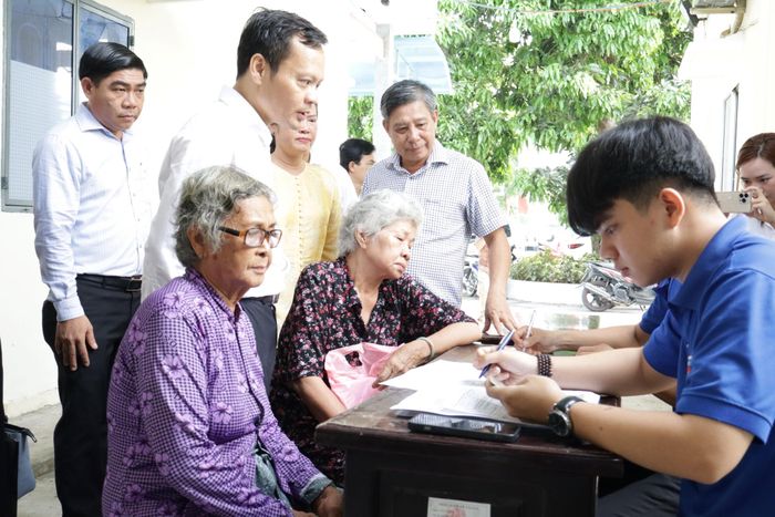  Ghi nhận thông tin ban đầu của người dân khi đến khám sức khỏe. Ảnh: NHẪN NAM 