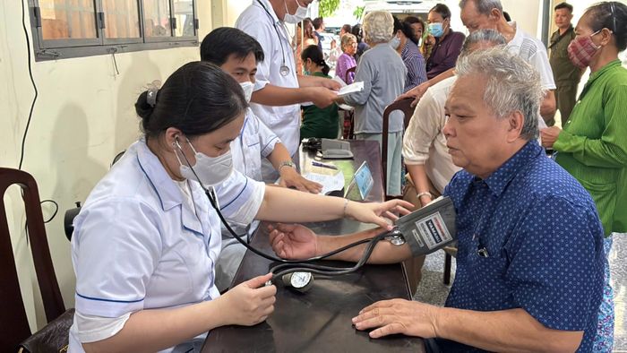  Kiểm tra huyết áp cho người dân. Ảnh: NHẪN NAM 
