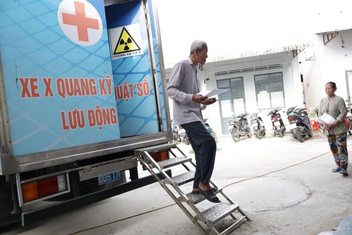  Chụp Xquang trên xe lưu động. Ảnh: NHẪN NAM 