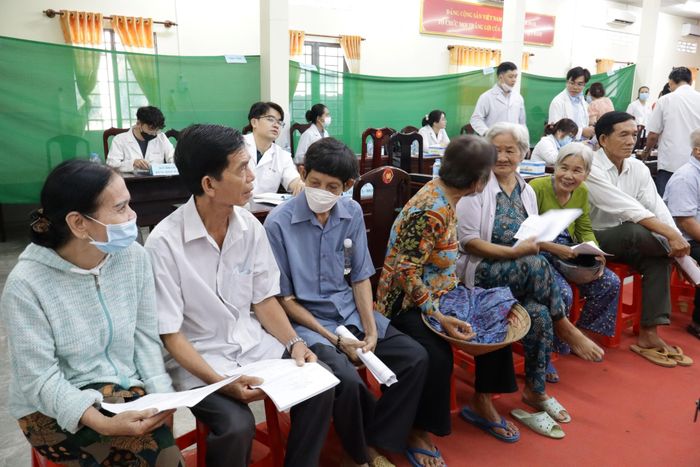  Người dân chờ khám các chuyên khoa bên trong khu vực khám. Ảnh: NHẪN NAM 