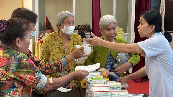  Khu vực phát thuốc miễn phí. Ảnh: NHẪN NAM 