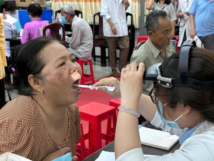  Khám tai mũi họng. Ảnh: NHẪN NAM 