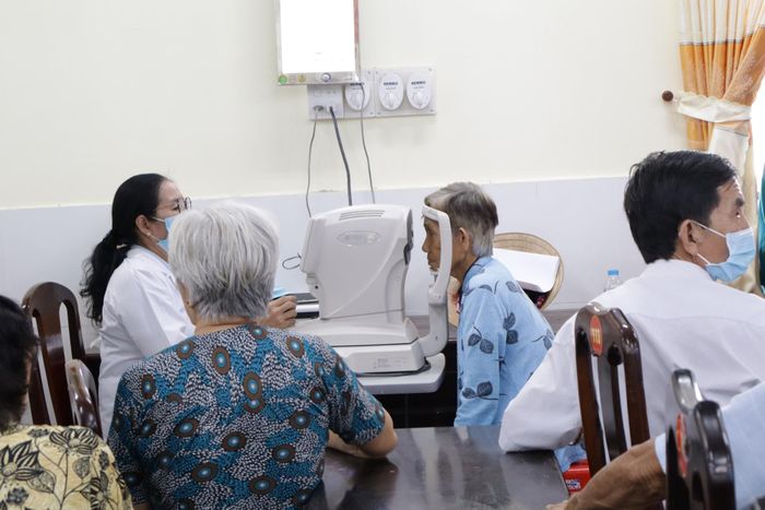  Người dân đang được khám mắt. Ảnh: NHẪN NAM 