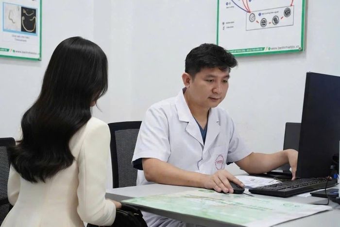  Bác sĩ chuyên khoa I Lê Văn Thiệu, Trung tâm Khám chữa bệnh theo yêu cầu và quốc tế, Bệnh viện Bệnh Nhiệt đới Trung ương. Ảnh: BSCC. 