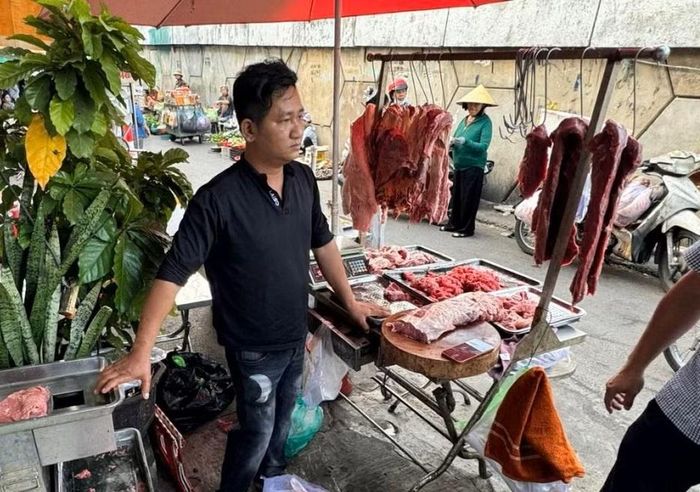  Thịt bò giả, thịt ngâm hóa chất được buôn bán ở chợ dân sinh. Ảnh: VTV. 