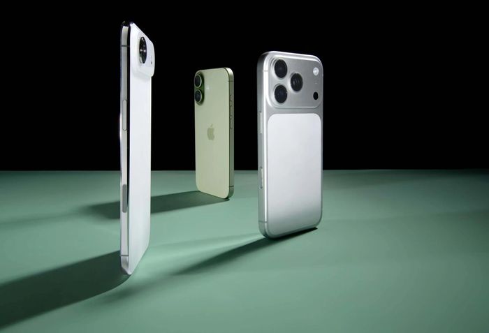  Từ trái sang: iPhone Air, iPhone 17 và iPhone 17 Pro. Ảnh: Bloomberg. 