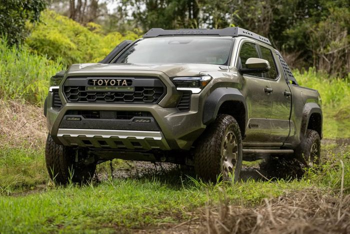  Theo một số nguồn tin, Toyota có thể chuyển dây chuyền sản xuất dòng xe bán tải Tacoma từ Mexico sang Mỹ, qua đó giảm thiểu rủi ro từ thuế quan. 