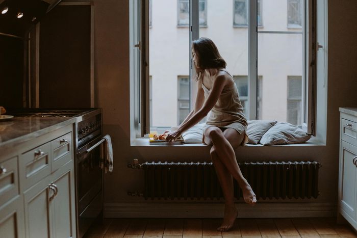  Không còn chờ kết hôn mới mua nhà, nhiều phụ nữ độc thân tại Mỹ đang chủ động xây dựng cuộc sống riêng. Ảnh minh họa: Cottonbro Studio/Pexels.
