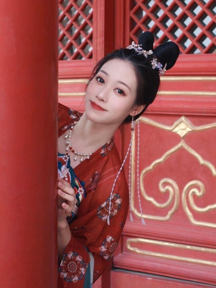  Sau thời gian gây tranh cãi vì các video nhảy gợi cảm, nhà cựu vô địch thể dục dụng cụ Trung Quốc đang dần lấy lại thiện cảm với hình ảnh mới. Trong các video đăng trên Douyin, cô xuất hiện với trang phục truyền thống, biểu diễn các điệu múa mang màu sắc văn hóa cổ truyền và được nhiều người ví như "tiên nữ". Ảnh: Baidu. 