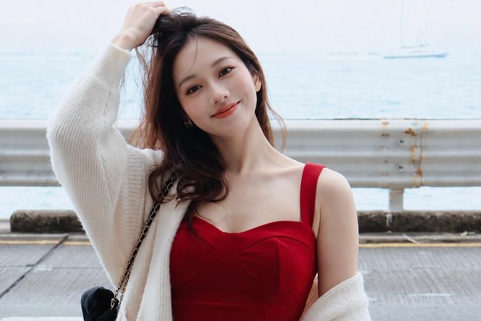  Ngô Liễu Phương từng là gương mặt nổi bật của đội tuyển thể dục dụng cụ Trung Quốc. Cô giành nhiều chức vô địch ở các nội dung xà lệch và cầu thăng bằng, được xem là niềm hy vọng cho xứ tỷ dân tại Olympic London 2012. Tuy nhiên, chấn thương cổ nghiêm trọng trong vòng tuyển chọn đã khiến sự nghiệp thi đấu của cô khép lại sớm. Sau khi giải nghệ, Ngô Liễu Phương theo học tại Đại học Thể thao Bắc Kinh với hy vọng tìm một công việc ổn định ngoài thi đấu thể thao. Ảnh: Wu Liufang/Douyin. 