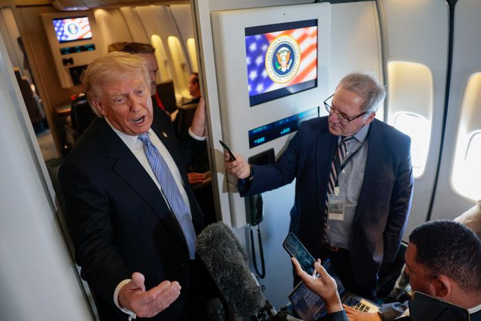  Ông Trump nói chuyện với giới truyền thông trên Không lực Một sau chuyến thăm Trung Quốc. Ảnh: Reuters. 