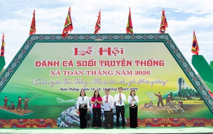 Đại diện Cục Văn hóa các dân tộc Việt Nam trao tặng quà cho đại diện xã Toàn Thắng