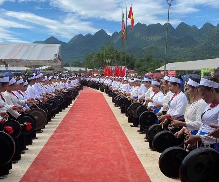 Màn hòa tấu 200 chiêng Mường vang vọng núi rừng